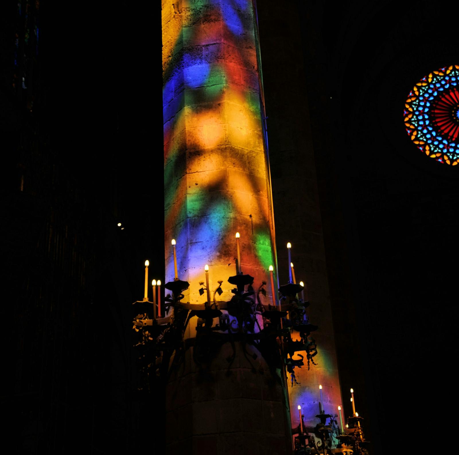 La Cathédrale de Palma de Majorque baignée de lumière colorée